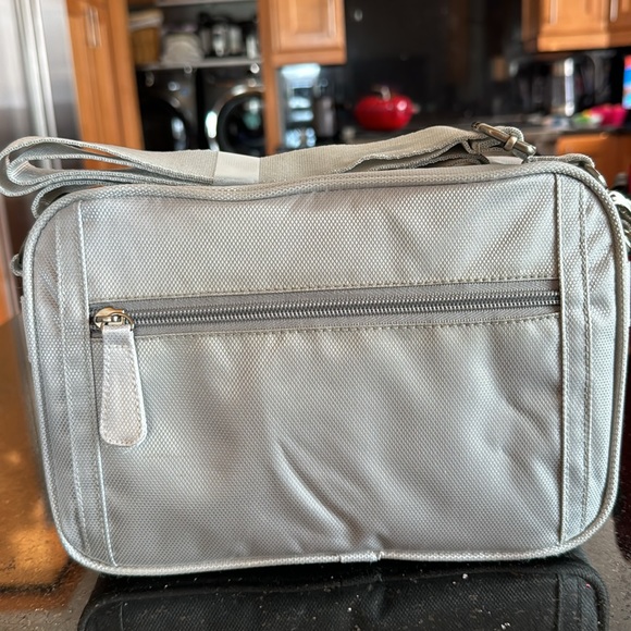Nikon 1 Series Deluxe Digital Camera CASE in Silver - Picture 4 of 10